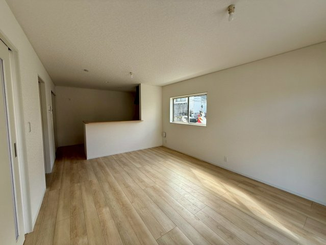 クレイドルガーデン那覇市識名 第３・１号棟の居間・リビング|二面採光で明るく広々としたLDK16帖／対面式キッチン