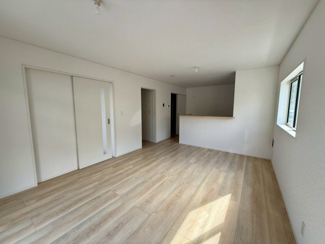 クレイドルガーデン那覇市識名 第３・１号棟の居間・リビング|二面採光で明るく広々としたLDK16帖＋ストレージルーム２帖