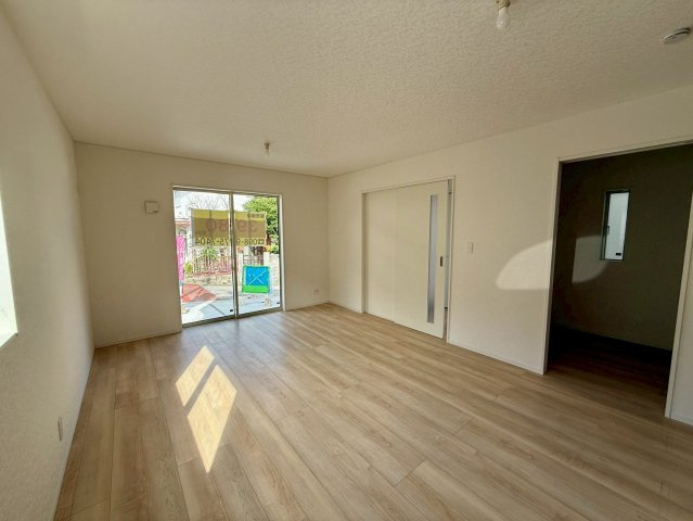 クレイドルガーデン那覇市識名 第３・１号棟の居間・リビング|二面採光で明るく広々としたLDK16帖＋ストレージルーム２帖