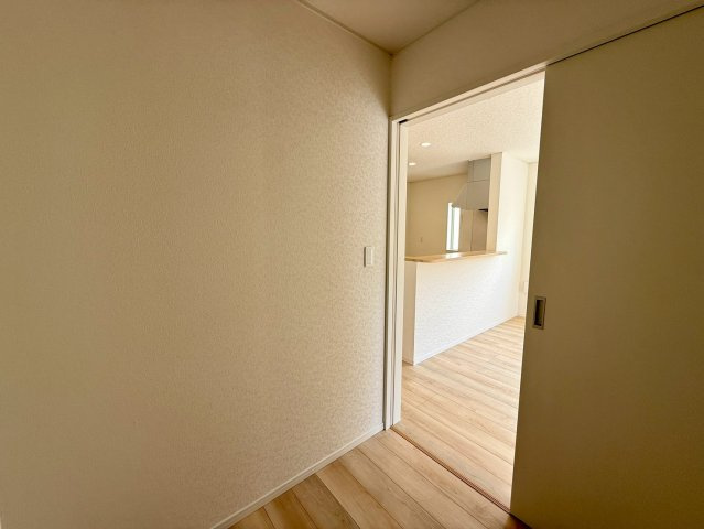 クレイドルガーデン那覇市識名 第３・１号棟の洋室|リビングに隣接する用途多彩なストレージルーム２帖