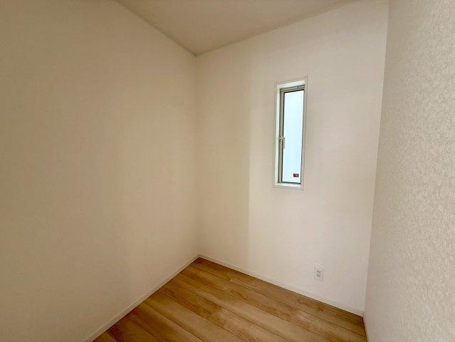 クレイドルガーデン那覇市識名 第３・１号棟の洋室|リビングに隣接する用途多彩なストレージルーム２帖