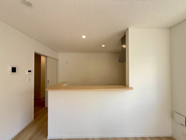 クレイドルガーデン那覇市識名 第３・１号棟のキッチン|コミュニケーションが取りやすい対面式のシステムキッチン