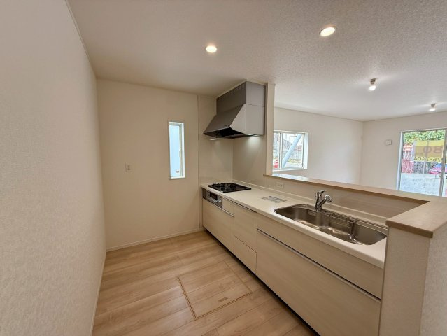 クレイドルガーデン那覇市識名 第３・１号棟のキッチン|会話の弾む対面式のシステムキッチン・換気窓＆床下収納付き