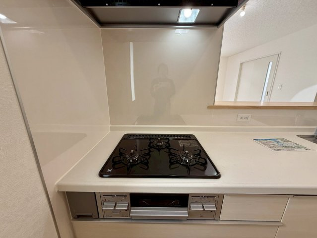 クレイドルガーデン那覇市識名 第３・１号棟のキッチン|レンジフード＆ガスコンロ３口