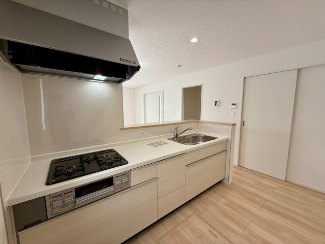 クレイドルガーデン那覇市識名 第３・１号棟のキッチン|奥行があり家事がしやすい対面式のシステムキッチン