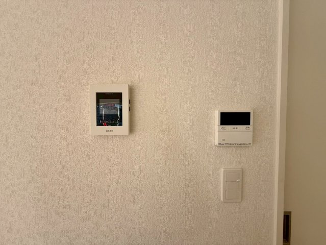 クレイドルガーデン那覇市識名 第３・１号棟の防犯設備|インターフォーンパネル＆ガス給湯器リモコン