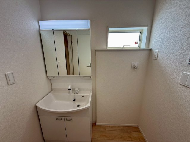 クレイドルガーデン那覇市識名 第３・１号棟の独立洗面台|ハンドシャワー付き洗面化粧台＆洗濯機置場／洗面室に窓