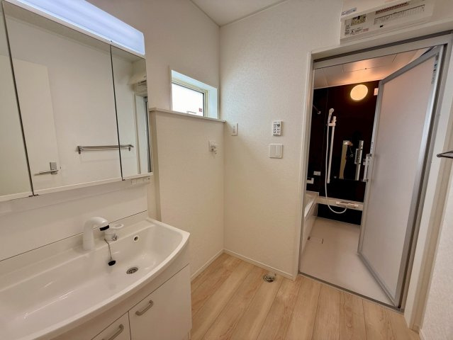 クレイドルガーデン那覇市識名 第３・１号棟の独立洗面台|洗面化粧台＆洗濯機置場から浴室への動線