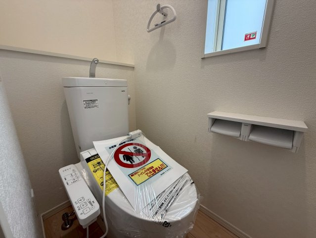 クレイドルガーデン那覇市識名 第３・１号棟のトイレ|１階トイレ・換気窓＆収納付き／温水洗浄便座