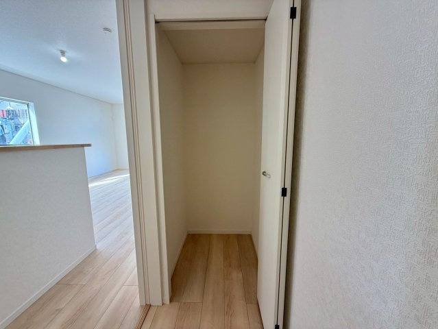 クレイドルガーデン那覇市識名 第３・１号棟の収納|１階廊下に設置された、キッチンからも行き来しやすい用途多彩な収納スペース