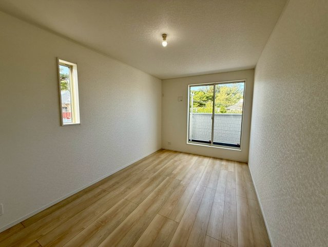 クレイドルガーデン那覇市識名 第３・１号棟の洋室|二面採光の２階主寝室7.5帖・バルコニー出入口付き