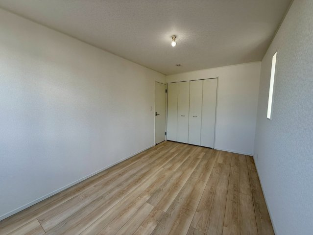 クレイドルガーデン那覇市識名 第３・１号棟の洋室|２階主寝室7.5帖・クローゼット収納付き