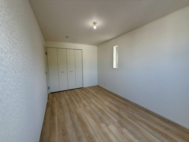 クレイドルガーデン那覇市識名 第３・１号棟の洋室|２階主寝室7.5帖・クローゼット収納付き