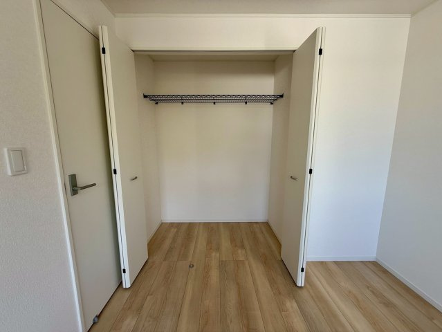 クレイドルガーデン那覇市識名 第３・１号棟の収納|２階主寝室7.5帖に設置されたクローゼット