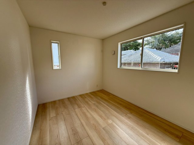 クレイドルガーデン那覇市識名 第３・１号棟の洋室|二面採光の２階洋室６帖