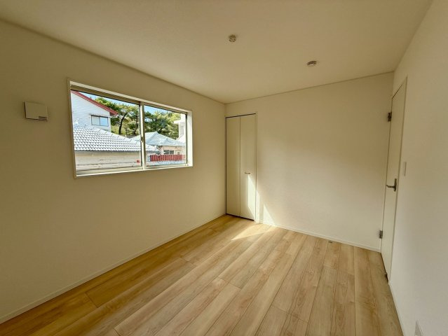 クレイドルガーデン那覇市識名 第３・１号棟の洋室|二面採光の２階洋室６帖・クローゼット収納付き