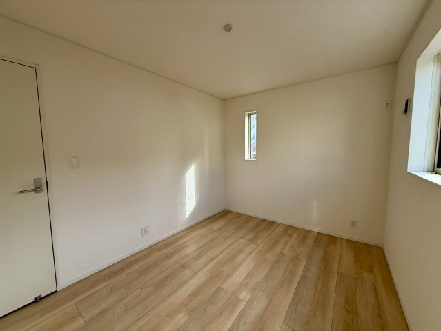 クレイドルガーデン那覇市識名 第３・１号棟の洋室|二面採光の２階洋室６帖