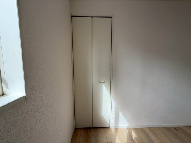 クレイドルガーデン那覇市識名 第３・１号棟の収納|２階洋室６帖に設置されたクローゼット収納