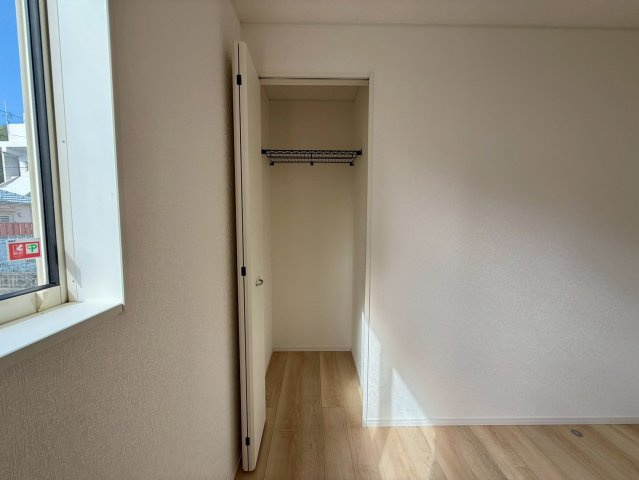 クレイドルガーデン那覇市識名 第３・１号棟の収納|２階洋室６帖に設置されたクローゼット収納