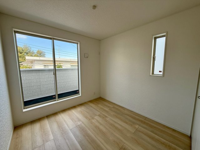 クレイドルガーデン那覇市識名 第３・１号棟の洋室|二面採光の２階洋室５帖／バルコニー出入口付き