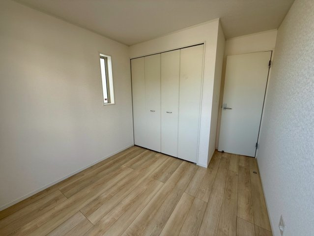 クレイドルガーデン那覇市識名 第３・１号棟の洋室|二面採光の２階洋室５帖・クローゼット収納付き