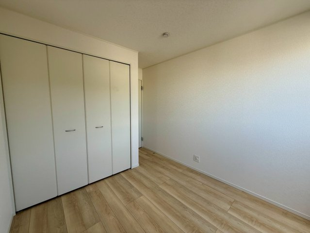 クレイドルガーデン那覇市識名 第３・１号棟の洋室|２階洋室５帖・クローゼット収納付き