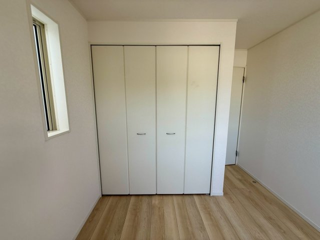 クレイドルガーデン那覇市識名 第３・１号棟の収納|２階洋室５帖に設置されたクローゼット収納