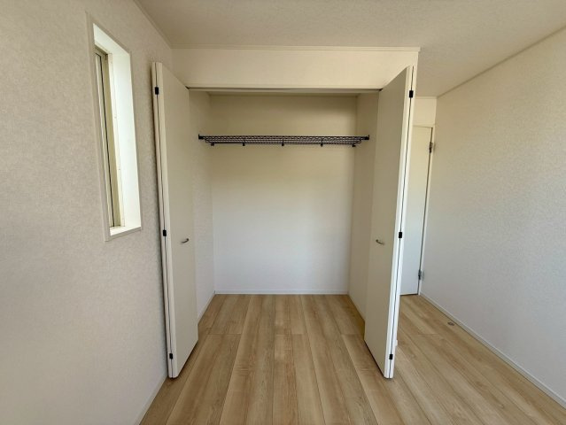 クレイドルガーデン那覇市識名 第３・１号棟の収納|２階洋室５帖に設置されたクローゼット収納