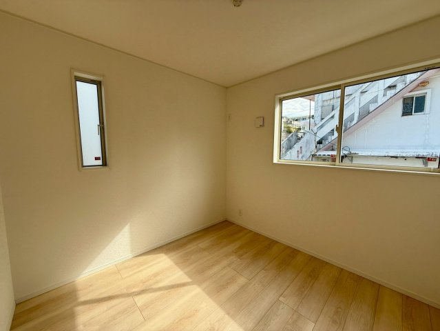 クレイドルガーデン那覇市識名 第３・１号棟の洋室|二面採光の２階洋室4.5帖