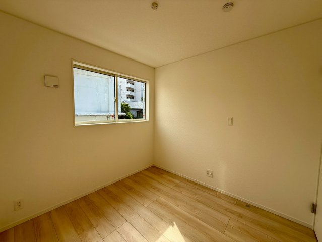 クレイドルガーデン那覇市識名 第３・１号棟の洋室|二面採光の２階洋室4.5帖・クローゼット収納付き