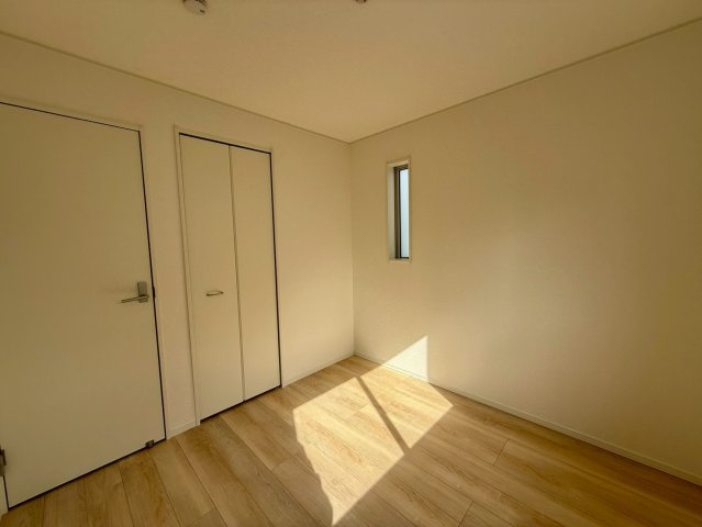 クレイドルガーデン那覇市識名 第３・１号棟の洋室|２階洋室4.5帖・クローゼット収納付き