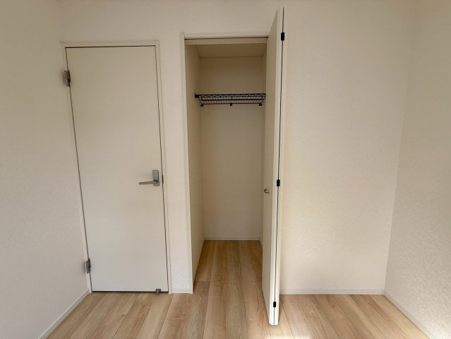 クレイドルガーデン那覇市識名 第３・１号棟の収納|２階洋室4.5帖に設置されたクローゼット収納