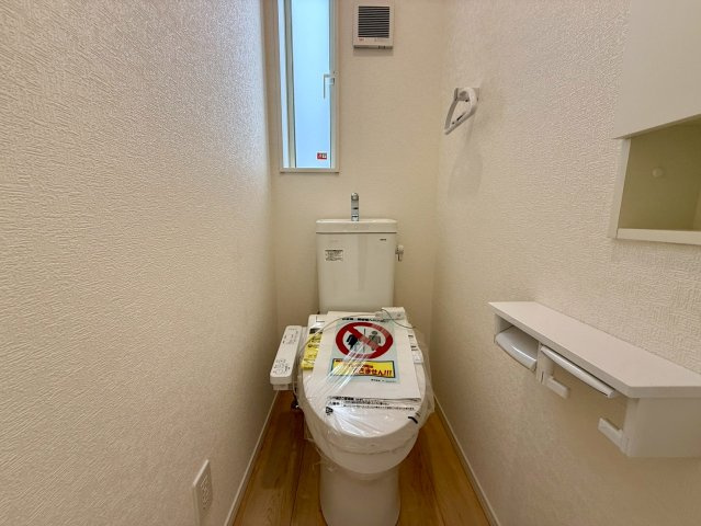 クレイドルガーデン那覇市識名 第３・１号棟のトイレ|２階トイレ・換気窓＆便利な収納棚付き／温水洗浄便座