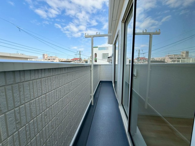クレイドルガーデン那覇市識名 第３・１号棟のバルコニー|二部屋続きの幅広バルコニー