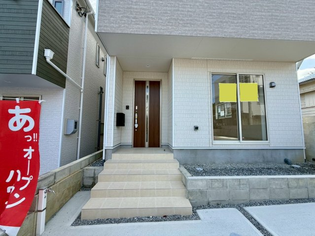 クレイドルガーデン那覇市識名 第３・１号棟のその他共用部分|屋根付きで置き配スペースも確保できる玄関ポーチ／人感センサー付き玄関灯・TVモニター付きインターフォン・防犯カメラ