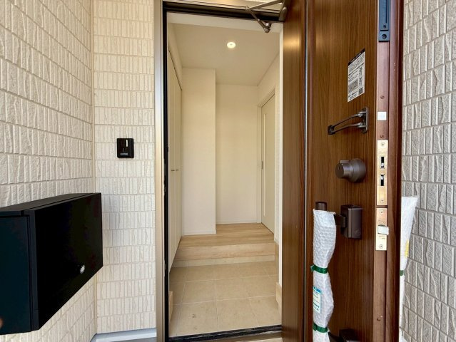 クレイドルガーデン那覇市識名 第３・１号棟の玄関|木のぬくもり感じるおしゃれな玄関扉