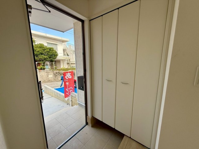 クレイドルガーデン那覇市識名 第３・１号棟の玄関|可動式棚付きで収納力抜群の天井高シューズクローゼット