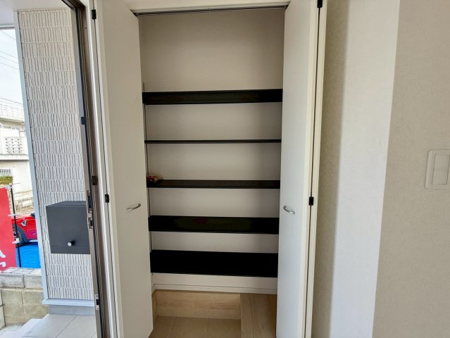 クレイドルガーデン那覇市識名 第３・１号棟の収納|可動式棚付きで収納力抜群の天井高シューズクローゼット