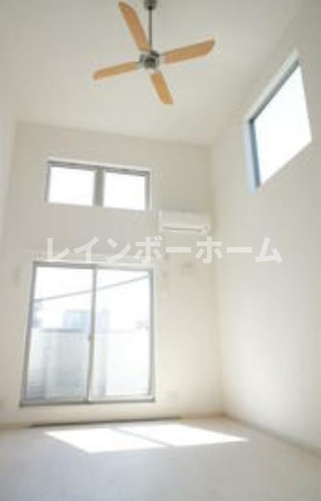 市川市新田５丁目のアパートの居間・リビング