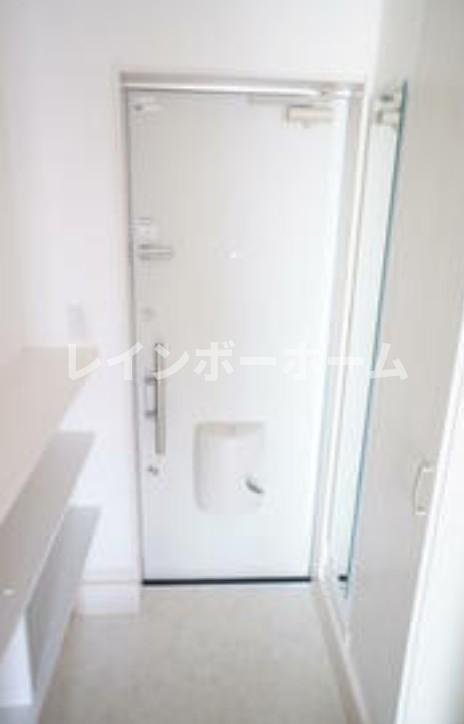 市川市新田５丁目のアパートの玄関