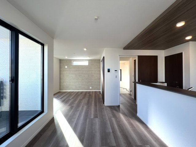 誰もが住みたい湘南台～静かに電車を眺める暮らし～【藤沢市湘南台４丁目新築戸建】の居間・リビング|おしゃれなリビングです