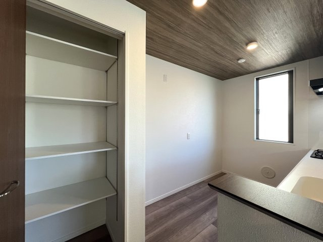 誰もが住みたい湘南台～静かに電車を眺める暮らし～【藤沢市湘南台４丁目新築戸建】の収納|小物を収納するのに便利です