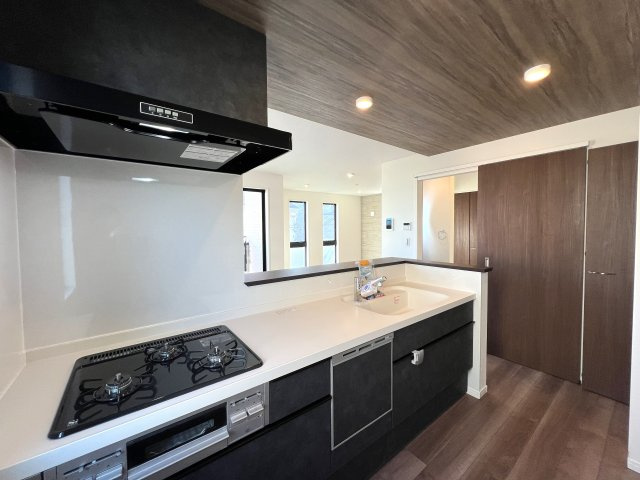 誰もが住みたい湘南台～静かに電車を眺める暮らし～【藤沢市湘南台４丁目新築戸建】のキッチン|お料理しやすいキッチンです