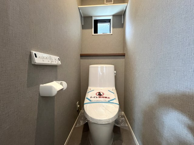 誰もが住みたい湘南台～静かに電車を眺める暮らし～【藤沢市湘南台４丁目新築戸建】のトイレ|落ち着いた色調のトイレです