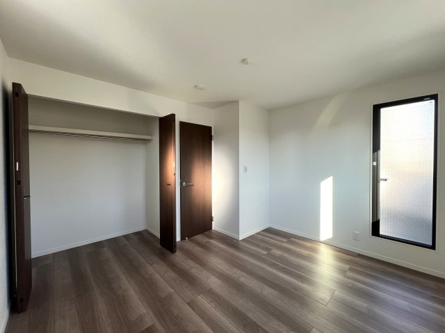 誰もが住みたい湘南台～静かに電車を眺める暮らし～【藤沢市湘南台４丁目新築戸建】の洋室|広々とした洋室です