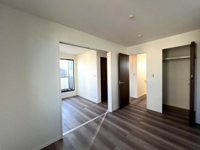 誰もが住みたい湘南台～静かに電車を眺める暮らし～【藤沢市湘南台４丁目新築戸建】の洋室|使い勝手のいい洋室です