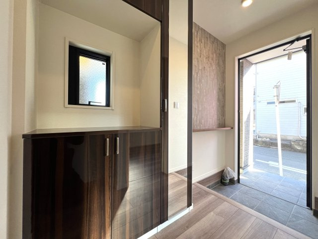 誰もが住みたい湘南台～静かに電車を眺める暮らし～【藤沢市湘南台４丁目新築戸建】の玄関|シンプルで使いやすい玄関です