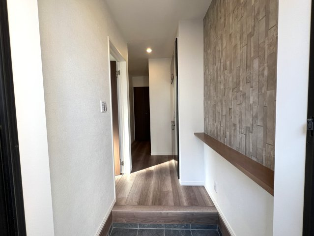 誰もが住みたい湘南台～静かに電車を眺める暮らし～【藤沢市湘南台４丁目新築戸建】の玄関|きれいな玄関です