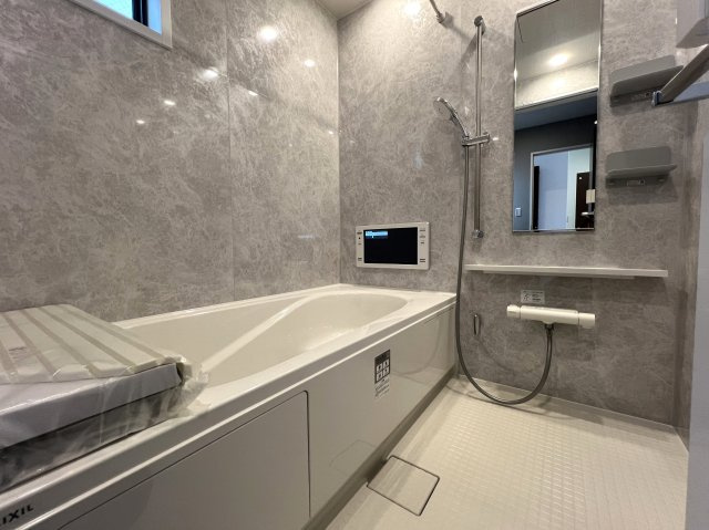 誰もが住みたい湘南台～静かに電車を眺める暮らし～【藤沢市湘南台４丁目新築戸建】の浴室|お風呂です