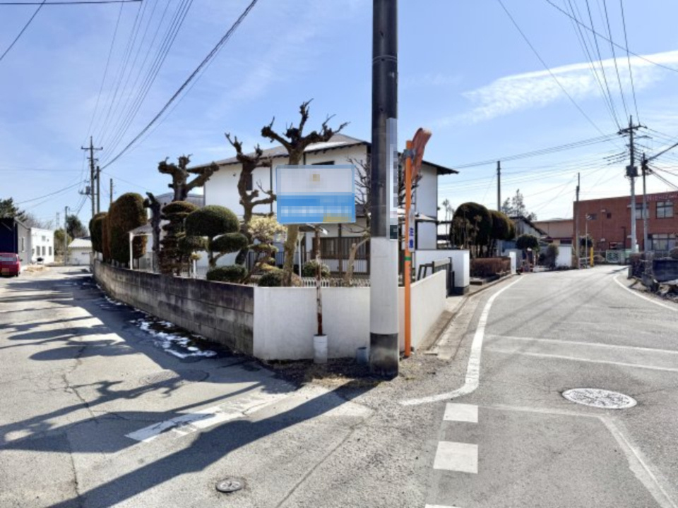 【中古戸建】桐生市境野町7丁目の前面道路含む現地写真|■外観｜角地のた開放的で風通しが良いです。